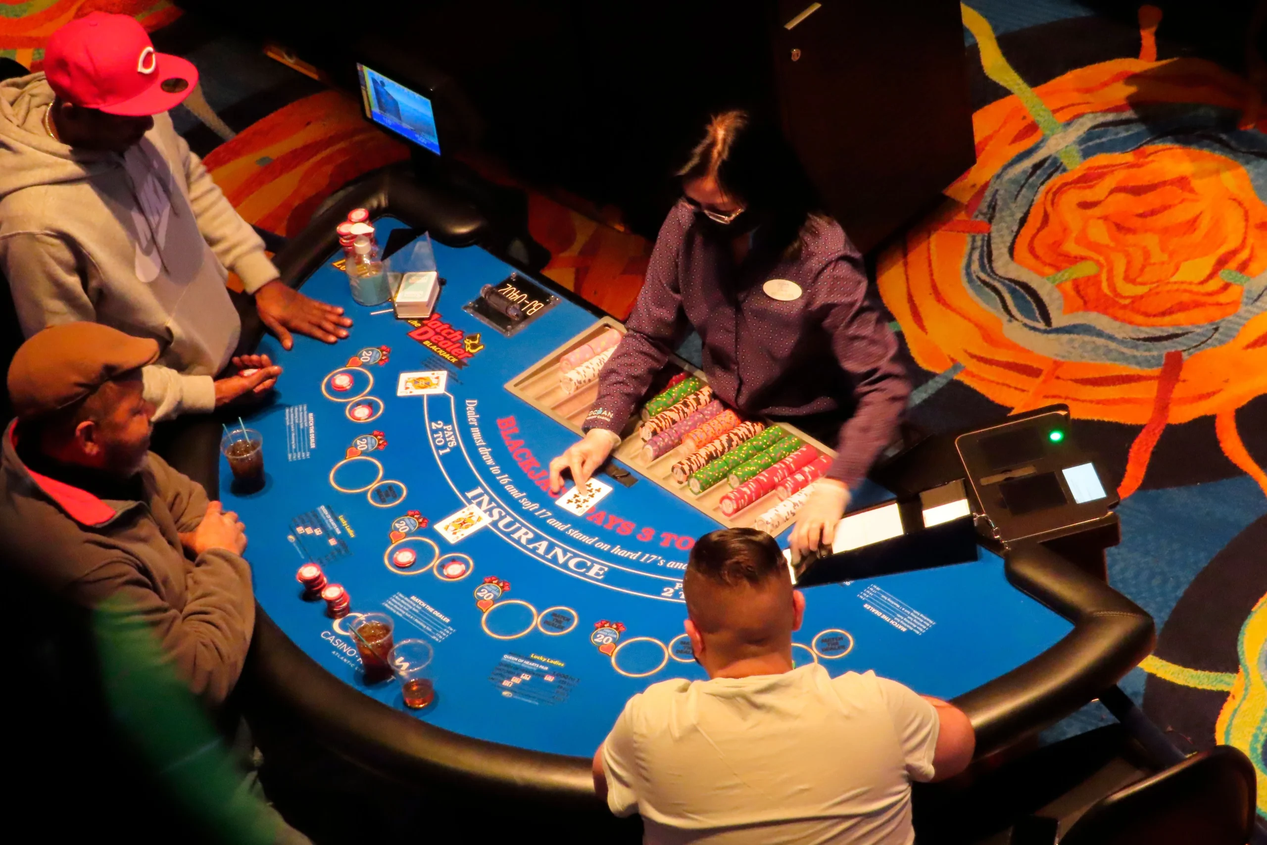 太阳城网络赌博平台界面展示，包含老虎机和真人荷官游戏。