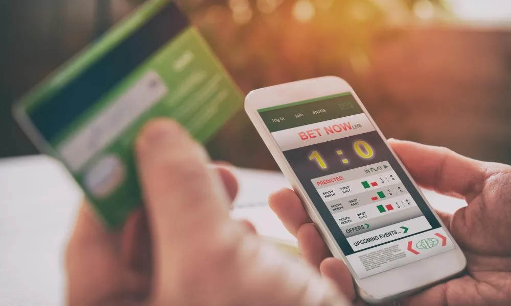 手机屏幕显示线上赌博app界面。