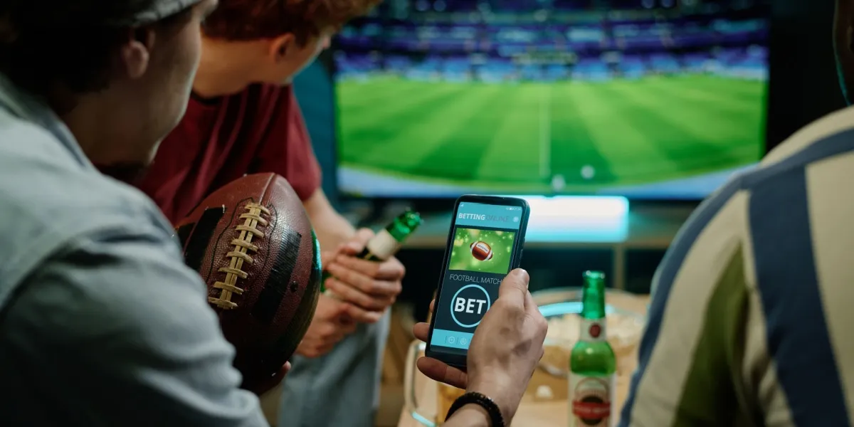 多彩老虎机转轮与扑克牌的在线赌博游戏场景。